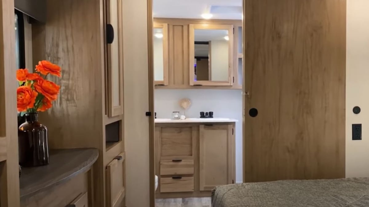 Arctic Wolf 3910 Suite Bedroom to Bathroom