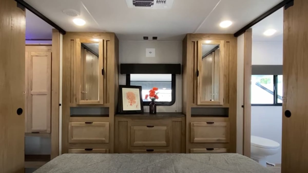 Arctic Wolf 3910 Suite Bedroom