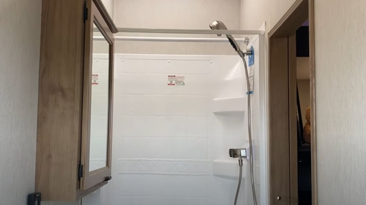 Arctic Wolf 3810 Suite Shower
