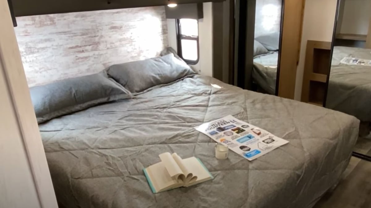 Arctic Wolf 3810 Suite Bedroom