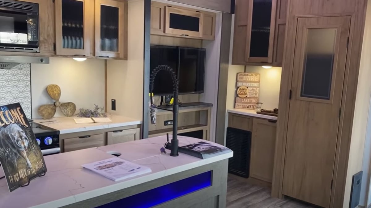 Arctic Wolf 3810 Suite Kitchen