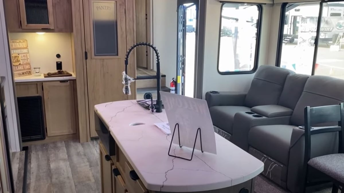 Arctic Wolf 3810 Suite Entry