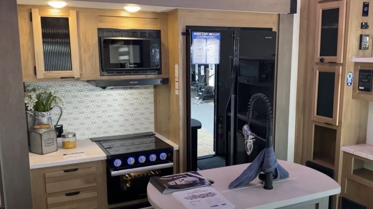 Arctic Wolf 3910 Suite Kitchen