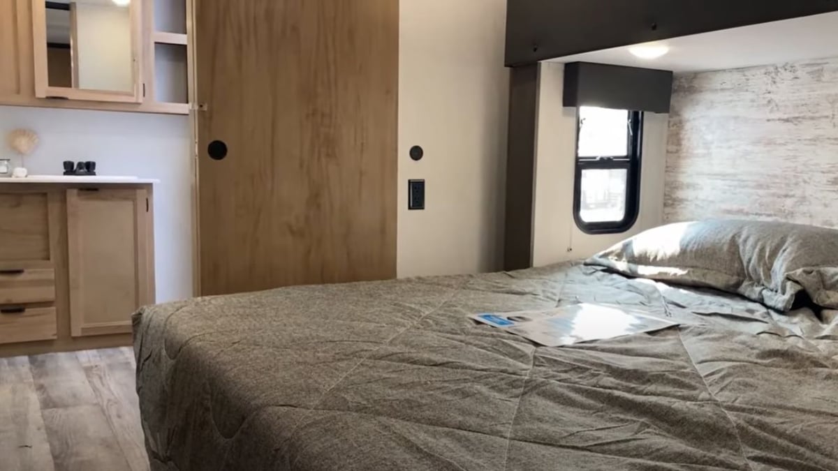 Arctic Wolf 3910 Suite Bedroom