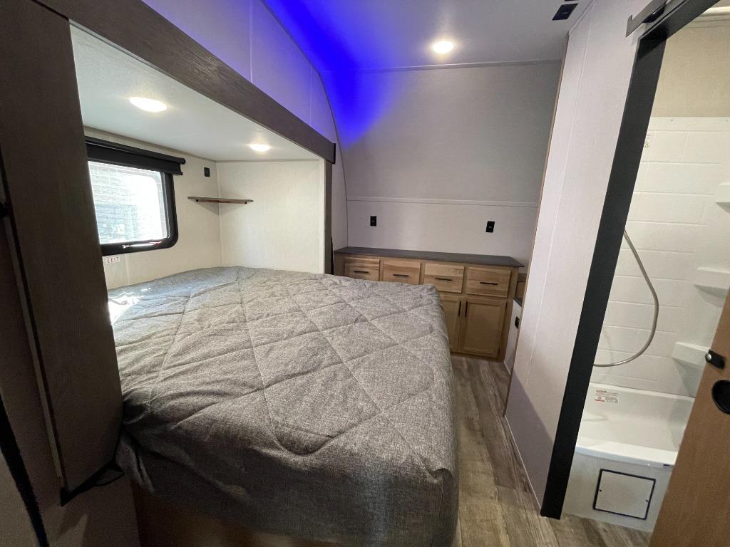 Wolf Pack 32PACK13 bedroom