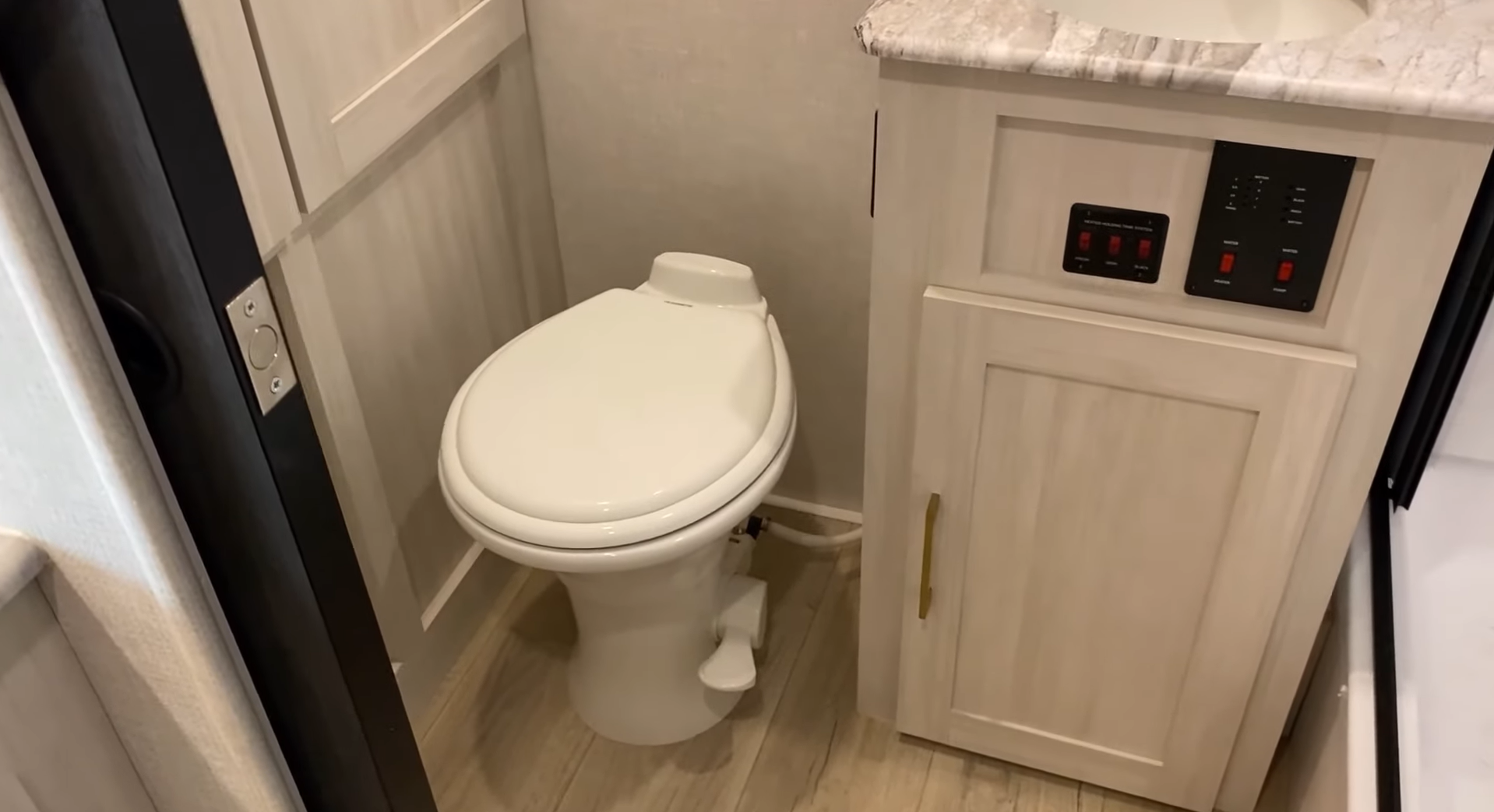19SSLE Bathroom space