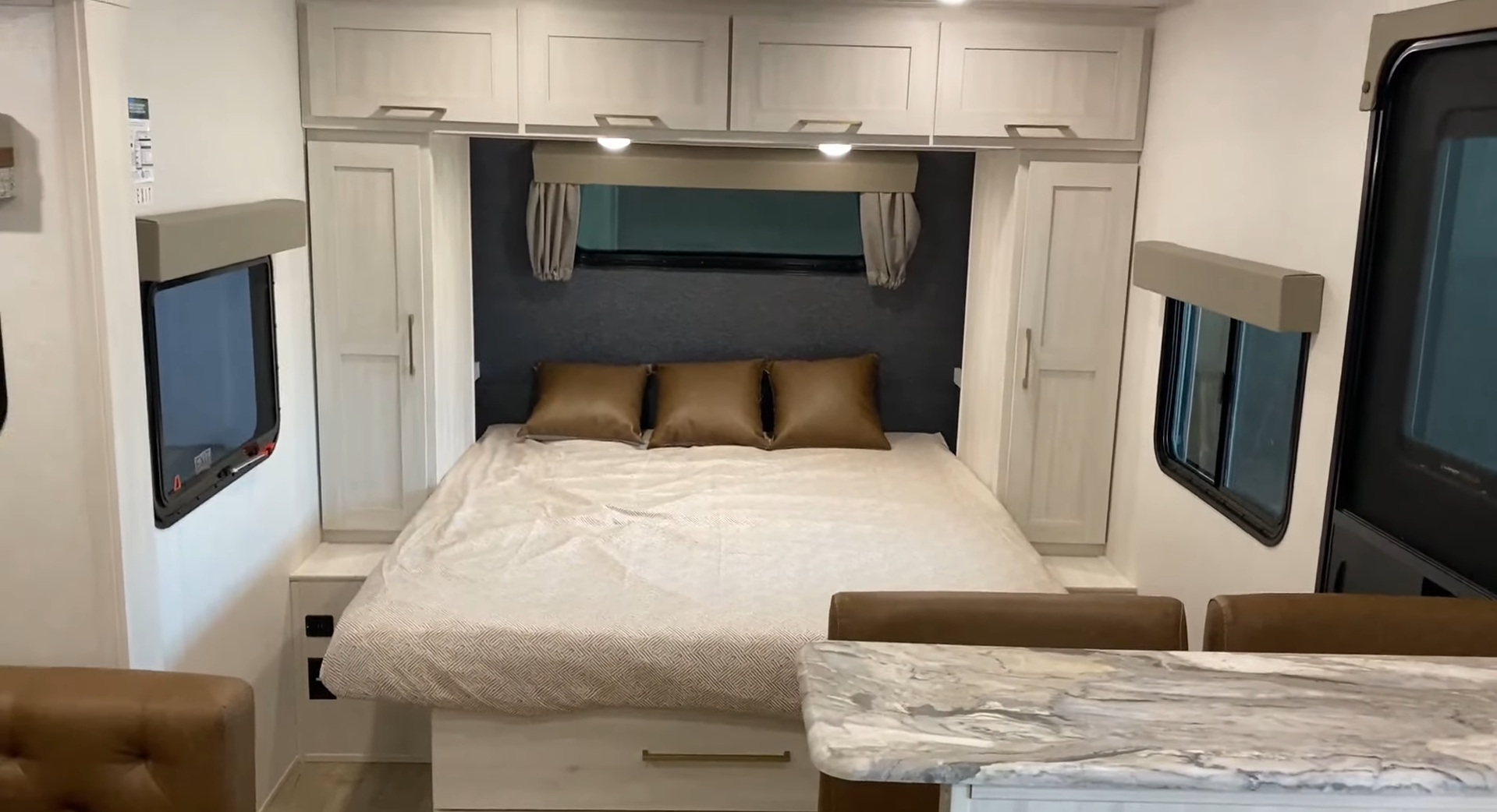 True Queen Bed in Surveyor 19SSLE